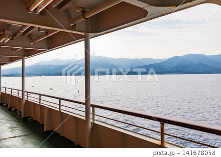 夏の佐渡島のフェリーからの風景 夏の佐渡島のフェリーからの風景 141678058