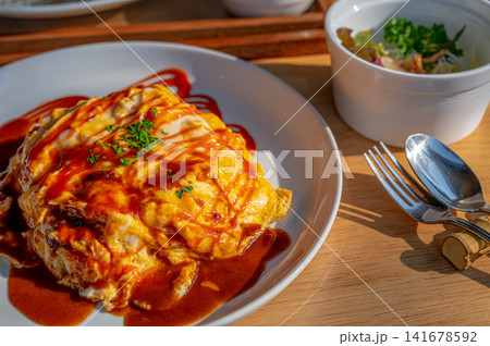 とろとろ卵のオムライス、赤いソースをかけた洋食 とろとろ卵のオムライス、赤いソースをかけた洋食 141678592