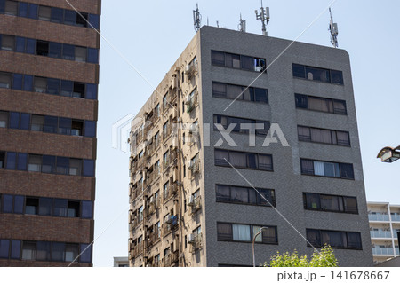 都市の古い集合住宅の外観 都市の古い集合住宅の外観 141678667