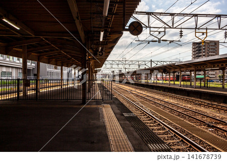 誰もいない駅のホームと線路 昼下がりの駅風景 誰もいない駅のホームと線路 昼下がりの駅風景 141678739