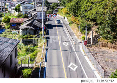 日本の地方の道路と住宅街の風景(ハイアングル) 日本の地方の道路と住宅街の風景(ハイアングル) 141678742