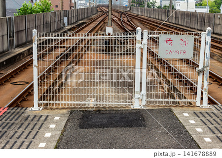 駅ホーム端の立ち入り禁止フェンスと線路 正面アイレベル 駅ホーム端の立ち入り禁止フェンスと線路 正面アイレベル 141678889