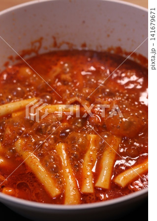 Spicy Korean Tteok Soup with Bubbling Sauce 141679671