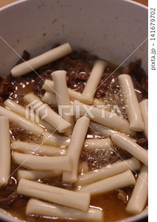 Cooking Rice Cakes with Meat in Sauce 141679702