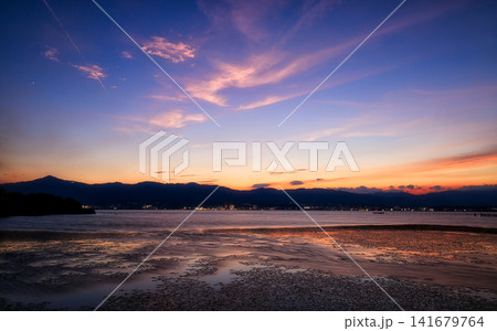 夕焼けに染まる夏の琵琶湖 夕焼けに染まる夏の琵琶湖 141679764
