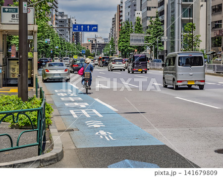 駐車車両を避けて車道へ進路変更する自転車 141679809
