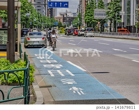 駐車車両を避けて進路変更する2台の自転車 駐車車両を避けて進路変更する2台の自転車 141679811