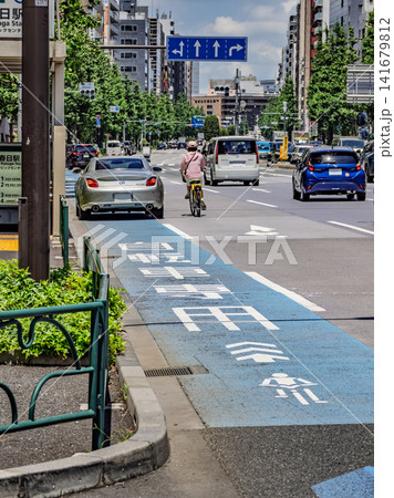 普通自転車専用通行帯から車道へ進路変更する自転車 縦構図 普通自転車専用通行帯から車道へ進路変更する自転車 縦構図 141679812