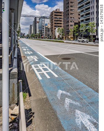 普通自転車専用通行帯と都市道路の風景 普通自転車専用通行帯と都市道路の風景 141679838