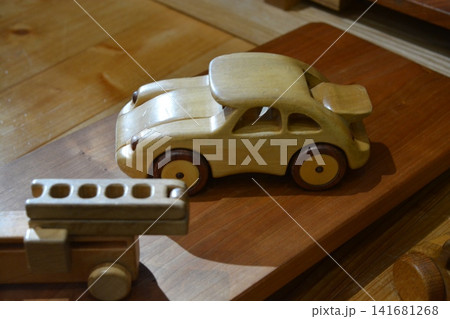 木製の手作りオモチャ 木製の手作りオモチャ 141681268
