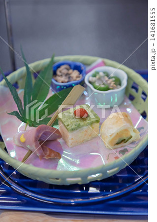 一口サイズに盛り付けられた和食前菜 一口サイズに盛り付けられた和食前菜 141681555