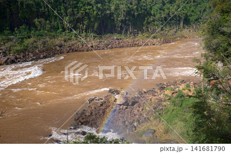 イグアス川の岩場に淡い虹が浮かぶ河川風景 イグアス川の岩場に淡い虹が浮かぶ河川風景 141681790