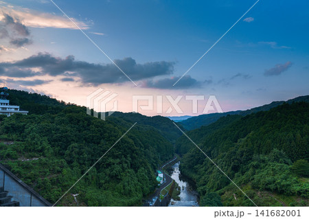 奈良県奈良市の布目ダム堰堤から北の布目川渓谷夕景 標準ズームレンズ 美しい夕焼け空 奈良県奈良市の布目ダム堰堤から北の布目川渓谷夕景 標準ズームレンズ 美しい夕焼け空 141682001