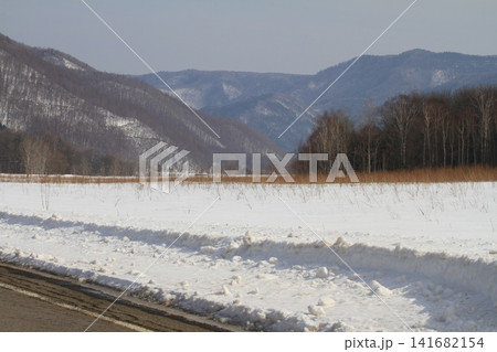 北海道遠軽町国道沿いの雪原を貫く国道333号線 北海道遠軽町国道沿いの雪原を貫く国道333号線 141682154