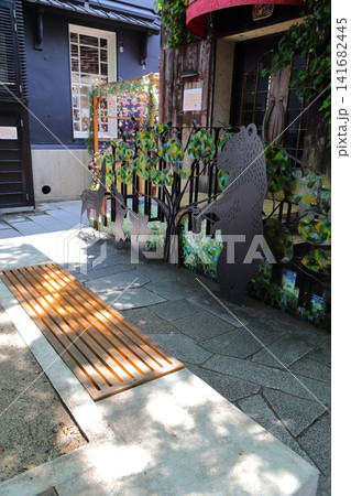 喫茶店の裏にある木陰のベンチ 喫茶店の裏にある木陰のベンチ 141682445