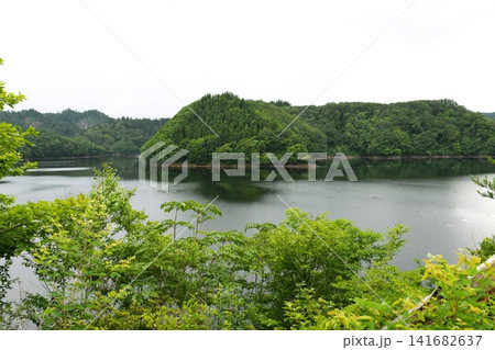 【北秋田市「太平湖」太平湖遊覧船乗り場の北清水桟橋付近より望む】 141682637