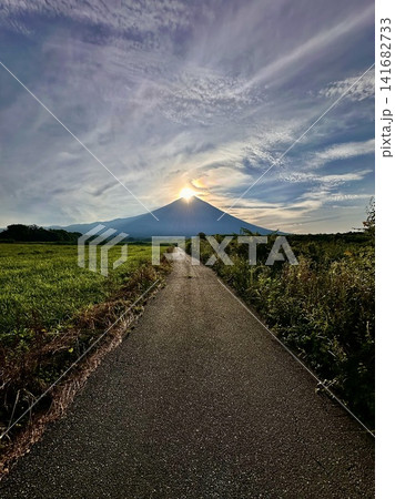 富士山と太陽 141682733