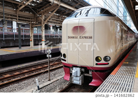 朝の東京駅に停車する寝台特急サンライズ出雲・瀬戸 朝の東京駅に停車する寝台特急サンライズ出雲・瀬戸 141682862