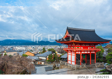 清水寺の仁王門と京都の町の風景 清水寺の仁王門と京都の町の風景 141682935