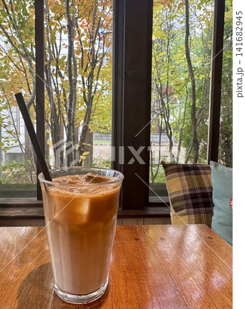 秋の窓辺で飲むアイスカフェオレ 秋の窓辺で飲むアイスカフェオレ 141682945