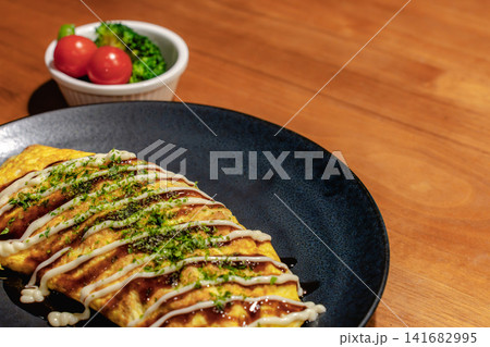 和風ソースがかかった美味しいオムレツ 141682995