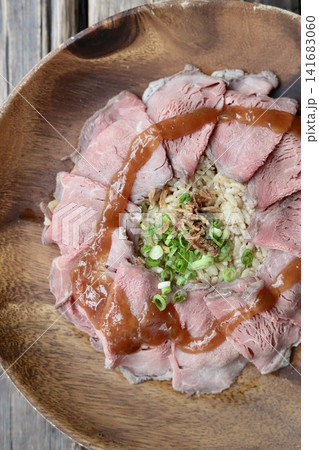 アカシアプレートに盛り付けたガーリックライスのローストビーフ丼 141683060