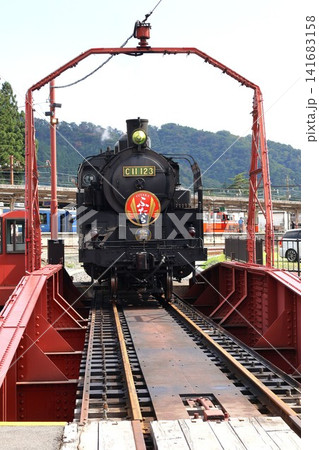 鬼怒川温泉駅の転車台に入線する「SLふたら」(栃木県日光市鬼怒川温泉大原) 鬼怒川温泉駅の転車台に入線する「SLふたら」(栃木県日光市鬼怒川温泉大原) 141683158