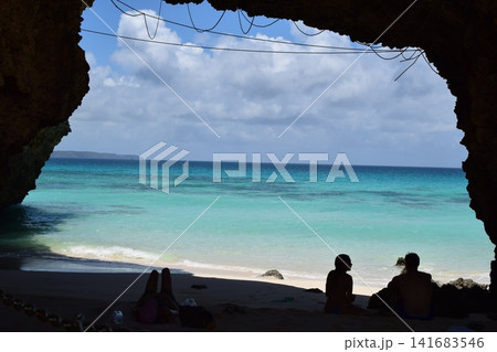 青い海と白い砂浜 暑い夏の海辺でほっと一息 青い海と白い砂浜 暑い夏の海辺でほっと一息 141683546