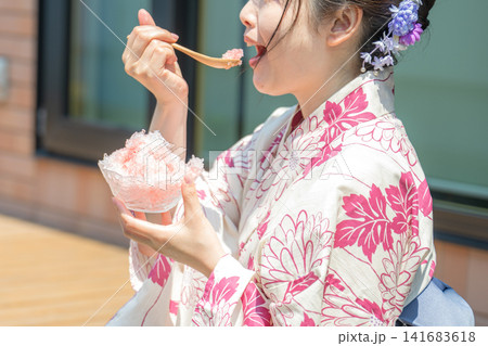 横顔で味わうかき氷、口へ運ぶひととき 横顔で味わうかき氷、口へ運ぶひととき 141683618