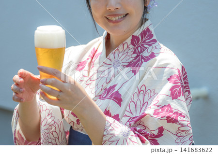青空を背にビールを掲げる浴衣美人 青空を背にビールを掲げる浴衣美人 141683622