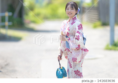 振り返る浴衣女性、田舎道での夏の一枚 振り返る浴衣女性、田舎道での夏の一枚 141683636