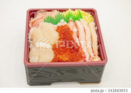 正面から見る海鮮丼、ウニとイクラの彩り 141683653