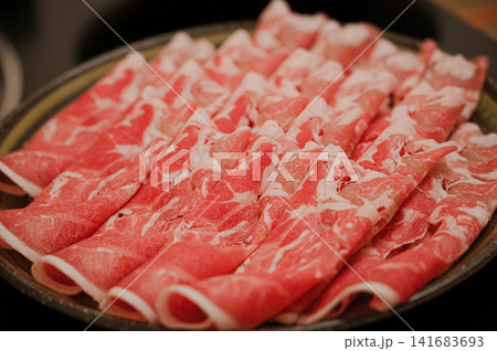 牛肉薄切りロール、しゃぶしゃぶ用の霜降り肉 牛肉薄切りロール、しゃぶしゃぶ用の霜降り肉 141683693