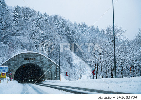 雪山のトンネル、深々と降る雪の冬景色 雪山のトンネル、深々と降る雪の冬景色 141683704