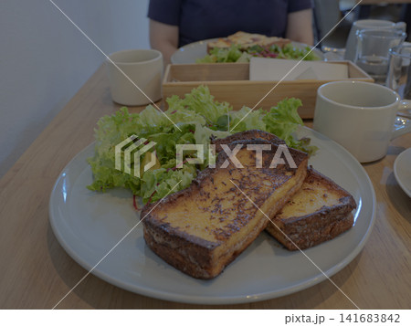 カフェの朝、焦がしフレンチトーストの幸せ 141683842
