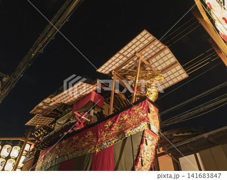 夜空に輝く大船鉾の金色の龍頭、祇園祭宵山の迫力 夜空に輝く大船鉾の金色の龍頭、祇園祭宵山の迫力 141683847