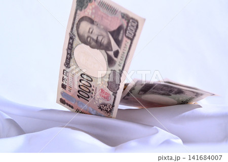 舞い落ちる1万円の札 141684007