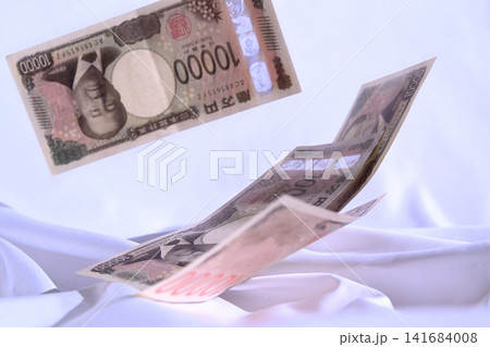 舞い落ちる1万円の札 舞い落ちる1万円の札 141684008