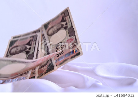 舞い落ちる1万円の札 舞い落ちる1万円の札 141684012