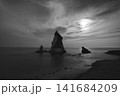 静寂の海と岩 141684209