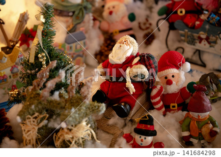 様々なクリスマス人形が並ぶ飾り棚の情景 様々なクリスマス人形が並ぶ飾り棚の情景 141684298