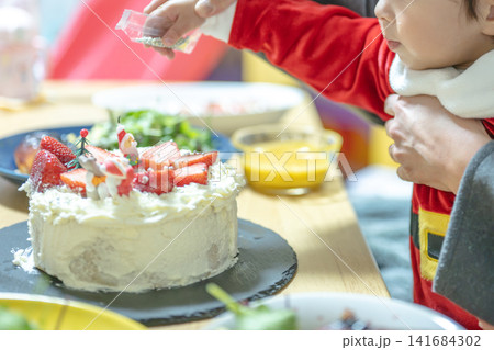 いちごとサンタ人形が飾られたクリスマスケーキ いちごとサンタ人形が飾られたクリスマスケーキ 141684302
