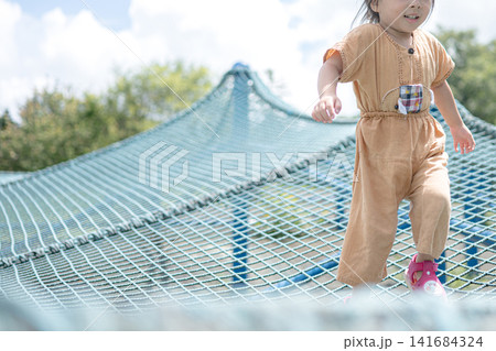 ドーム型ネットで走る幼児、活発な遊びの一瞬 141684324