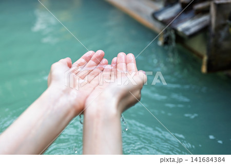 温泉に入る女性 141684384