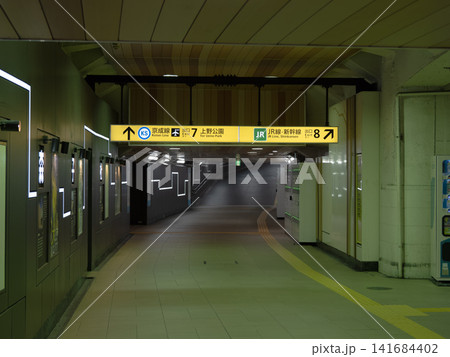 上野駅の地下通路に掲示された案内表示 出口案内・乗り換え案内 上野駅の地下通路に掲示された案内表示 出口案内・乗り換え案内 141684402