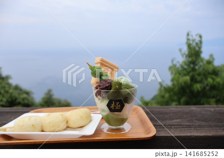景色の良いテラスで食べる抹茶パフェ 景色の良いテラスで食べる抹茶パフェ 141685252