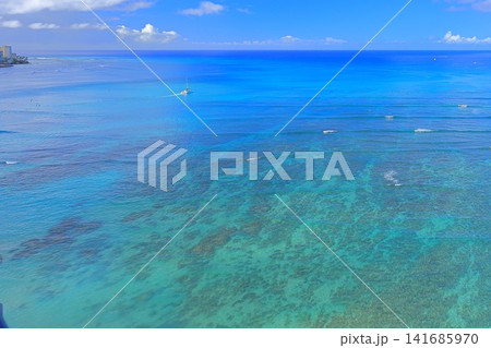 ワイキキのホテルから見るハワイの青い空と青い海 141685970