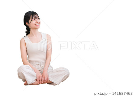家のリビングに座る美人のアジア人女性(美容・ダイエット・エステ・脱毛・スキンケア) 家のリビングに座る美人のアジア人女性(美容・ダイエット・エステ・脱毛・スキンケア) 141687468