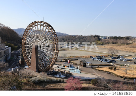 大水車の見える埼玉県寄居町の川の博物館の風景 大水車の見える埼玉県寄居町の川の博物館の風景 141688610