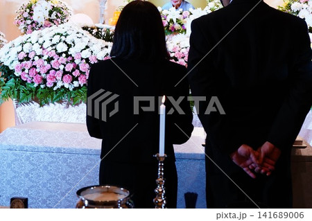式前に故人と対面する家族 式前に故人と対面する家族 141689006